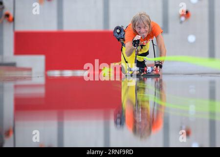 (160726) -- MACAO, 26 luglio 2016 -- scalatore urbano francese Alain Robert soprannominato Spiderman, Scales the fortuna Business Center a Macao, Cina meridionale, 26 luglio 2016. ) (Cxy) CHINA-MACAO-ALAIN ROBERT-CLIMBING (CN) CheongxKamxKa PUBLICATIONxNOTxINxCHN 160726 Macao luglio 26 2016 French Urban Climber Alain Robert soprannominato Spiderman Scales The fortuna Business Center a Macao Cina meridionale luglio 26 2016 Cxy China Macao Alain Robert Climbing CN CheongxKamxKa PUBLICATIONxNOTxINxCHN Foto Stock