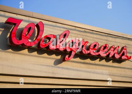 Bronx, NY - 21 maggio 2023: Walgreens Boots Alliance farmacia, logo esterno Foto Stock
