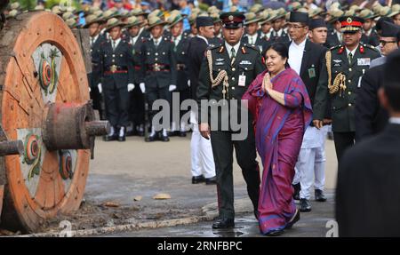 Rato Machhendranath Fest in Nepal (160730) -- LALITPUR, 29 luglio 2016 -- il presidente nepalese Bidhya devi Bhandari (fronte) offre preghiere a Rato Machhindranath nell'ultimo giorno del Rato Machindranath Chariot Festival, noto anche come Bhoto Jatra, a Jawalakhel di Lalitpur, Nepal, 29 luglio 2016. La festa che si celebra ogni anno è pregare per le buone piogge monsoniche per una maggiore raccolta del riso. ) (yy) NEPAL-LALITPUR-BHOTO JATRA FESTIVAL SunilxSharma PUBLICATIONxNOTxINxCHN Rato Machhendranath Close in Nepal 160730 Lalitpur luglio 29 2016 il presidente nepalese Bidhya devi Bhandari Front OFFRE preghiere Foto Stock