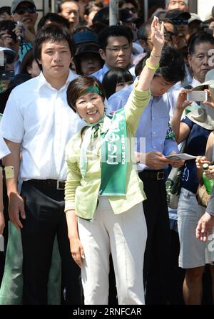 (160731) -- TOKYO, 31 luglio 2016 -- l'ex ministro della difesa giapponese Yuriko Koike (fronte) partecipa ad una campagna elettorale a Tokyo, capitale del Giappone, il 30 luglio 2016. L'ex ministro della difesa Yuriko Koike è pronto a vincere la gara di Tokyo di domenica, i sondaggi di uscita dai media locali hanno mostrato. La 64enne ex conduttrice televisiva diventerà la prima donna governatore di Tokyo. ) (Syq) GIAPPONE-TOKYO-YURIKO KOIKE-PRIMA DONNA GOVERNATORE MaxPing PUBLICATIONxNOTxINxCHN 160731 Tokyo luglio 31 2016 l'ex ministro della difesa giapponese Yuriko Koike Front partecipa alla campagna ELETTORALE a Tokyo capitale del Giappone IL 30 luglio 20 Foto Stock