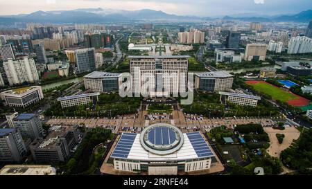 (160803) -- WENZHOU, 3 agosto 2016 -- foto scattata il 3 agosto 2016 mostra i pannelli solari installati sugli edifici del governo municipale di Wenzhou, provincia di Zhejiang della Cina orientale. Coprendo una superficie di 10.000 metri quadrati, mercoledì sono stati messi in funzione pannelli solari installati sugli edifici del governo municipale, che potrebbero generare energia elettrica di 1,066 megawatt. ) (Wyl) CHINA-ZHEJIANG-WENZHOU-GOVERNMENT BUILDING-SOLAR PANEL (CN) XuxYu PUBLICATIONxNOTxINxCHN 160803 Wenzhou Aug 3 2016 foto scattata IL 3 agosto 2016 mostra pannelli solari installati SUGLI edifici del governo municipale di Wenzhou East Chin Foto Stock