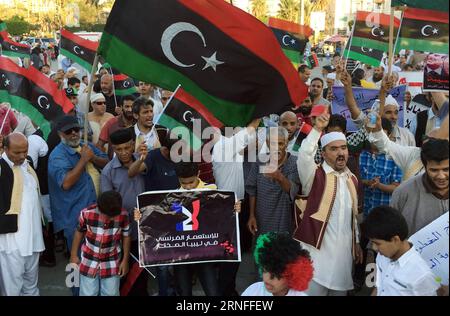 (160805) -- TRIPOLI, 5 agosto 2016 -- i libici tengono cartelli durante una manifestazione per protestare contro l'intervento militare francese in Libia e il generale Khalifa Haftar, allineato con le autorità di Tobruk, in Piazza Martiri a Tripoli, capitale della Libia, il 5 agosto 2016. ) LIBIA-TRIPOLI-PROTESTA HamzaxTurkia PUBLICATIONxNOTxINxCHN 160805 Tripoli 5 agosto 2016 i libici tengono cartelli durante una manifestazione per protestare contro l'INTERVENTO militare francese in Libia e il generale Khalifa Haftar, che È allineato con le autorità di Tobruk in Piazza Martiri a Tripoli capitale della Libia, agosto Foto Stock