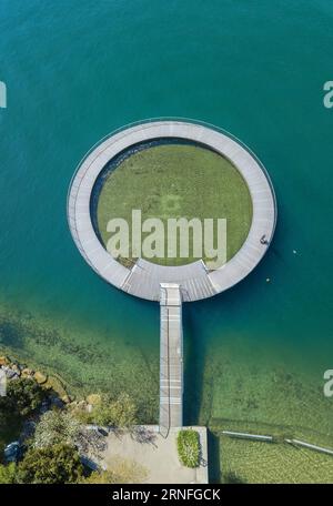 Immagine aerea della piscina pubblica sul lato del lago di Zurigo con un laghetto circolare in legno per bambini Foto Stock
