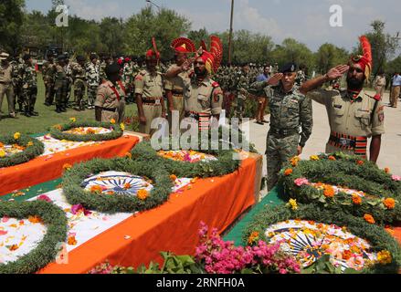 Indien - Beerdigung von Soldaten (160809) -- SRINAGAR, 9 agosto 2016 -- un funzionario paramilitare indiano (2nd R) e delle truppe salutano le bare delle truppe uccise durante una cerimonia di deposizione della corona a Srinagar, capitale estiva del Kashmir controllato dagli indiani, il 9 agosto 2016. Tre truppe indiane, tra cui un ufficiale di livello junior e un militante, sono state uccise lunedì in un feroce scontro a fuoco vicino alla linea di controllo (Loc), dividendo il Kashmir. (cyc) KASHMIR-SRINAGAR-TRE GUARDIE DI FRONTIERA CONTROLLATE DAGLI INDIANI HANNO UCCISO JavedxDar PUBLICATIONxNOTxINxCHN India Funeral from Soldiers 160809 Srinagar Aug 9 2016 to Indian p Foto Stock