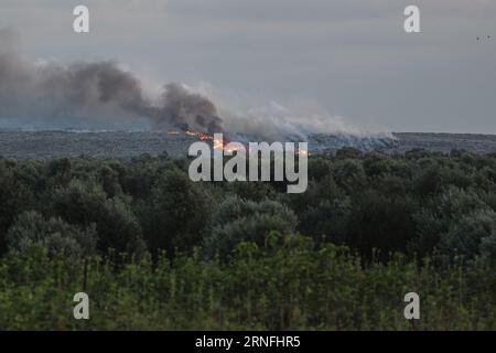 Gaza, Gaza, Palestina. 1 settembre 2023. Discarica di rifiuti sul confine della Striscia di Gaza si accende (immagine di credito: © Saher Alghorra/ZUMA Press Wire) SOLO USO EDITORIALE! Non per USO commerciale! Foto Stock