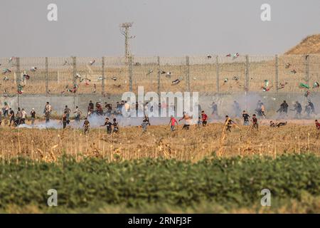 Gaza, Gaza, Palestina. 1 settembre 2023. I manifestanti fuggono dopo che i soldati dell'IDF sparano bombole di gas lacrimogeni (Credit Image: © Saher Alghorra/ZUMA Press Wire) SOLO PER USO EDITORIALE! Non per USO commerciale! Foto Stock