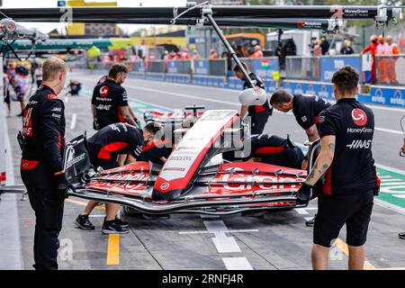 Monza, Italie. 01st Sep, 2023. Haas F1 Team mechanic, mecanicien, mechanics front wing during the 2023 Formula 1 Pirelli Grand Premio d'Italia Grand Prix, 14th round of the 2023 Formula One World Championship from September 1 to 3, 2023 on the Autodromo Nazionale di Monza, in Monza, Italy - Photo Xavi Bonilla/DPPI Credit: DPPI Media/Alamy Live News Stock Photo