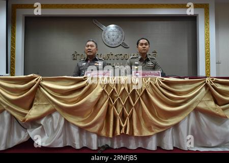 Anschlagsserie in Thailand: PK der Polizei (160812) -- BANGKOK, Aug. 12, 2016 -- Thai police deputy spokesmen Piyapan Pingmuang (L) and Krisana Patanacharoen attend a press conference in Bangkok, Thailand, on Aug. 12, 2016. A series of bomb blasts rocked Thailand s southern provinces, many famous among tourists, on Friday, Thai Queen Sirikit s 84th birthday or the Mother s Day, after two bombs exploded in Hua Hin late Thursday. ) (zy) THAILAND-BANGKOK-BOMB EXPLOSIONS-PRESS CONFERENCE LixMangmang PUBLICATIONxNOTxINxCHN   Series of attacks in Thai country press conference the Police 160812 Bangk Foto Stock