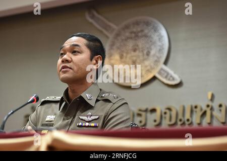 Anschlagsserie in Thailandia: PK der Polizei (160812) -- BANGKOK, 12 agosto 2016 -- IL vice portavoce della polizia tailandese Krisana Patanacharoen partecipa a una conferenza stampa a Bangkok, Thailandia, il 12 agosto 2016. Una serie di esplosioni di bombe ha scosso le province meridionali della Thailandia, molte famose tra i turisti, venerdì, 84 anni della regina tailandese Sirikit o festa della mamma, dopo che due bombe sono esplose a Hua Hin a fine giovedì. (zy) TAILANDIA-BANGKOK-ESPLOSIONI BOMBA-CONFERENZA STAMPA LixMangmang PUBLICATIONxNOTxINxCHN serie di attacchi nel paese thailandese conferenza stampa The Police 160812 Bangkok Aug 12 2016 Thai Polic Foto Stock