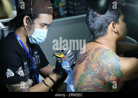 (160812) -- PASAY CITY, 12 agosto 2016 -- un artista tatua un cliente durante l'annuale Philippine Tattoo Expo a Pasay City, Filippine, 12 agosto 2016. Il Philippine Tattoo Expo è un evento annuale in cui acclamati artisti e appassionati di tatuaggio si riuniscono per assistere e partecipare a competizioni di tatuaggio. (Zjy) FILIPPINE-PASAY CITY-TATTOO EXPO RouellexUmali PUBLICATIONxNOTxINxCHN 160812 Pasay City 12 agosto 2016 a Artist Tattoos a Customer durante l'Annual Philippine Tattoo EXPO a Pasay City, Filippine 12 agosto 2016 l'EXPO Philippine Tattoo EXPO SI terrà all'evento annuale dove acclamato tatto Foto Stock