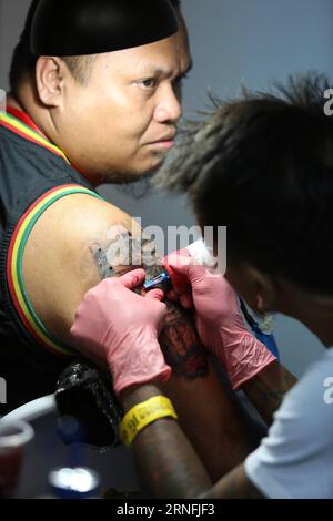 (160812) -- PASAY CITY, 12 agosto 2016 -- un artista tatua un cliente durante l'annuale Philippine Tattoo Expo a Pasay City, Filippine, 12 agosto 2016. Il Philippine Tattoo Expo è un evento annuale in cui acclamati artisti e appassionati di tatuaggio si riuniscono per assistere e partecipare a competizioni di tatuaggio. (Zjy) FILIPPINE-PASAY CITY-TATTOO EXPO RouellexUmali PUBLICATIONxNOTxINxCHN 160812 Pasay City 12 agosto 2016 a Artist Tattoos a Customer durante l'Annual Philippine Tattoo EXPO a Pasay City, Filippine 12 agosto 2016 l'EXPO Philippine Tattoo EXPO SI terrà all'evento annuale dove acclamato tatto Foto Stock
