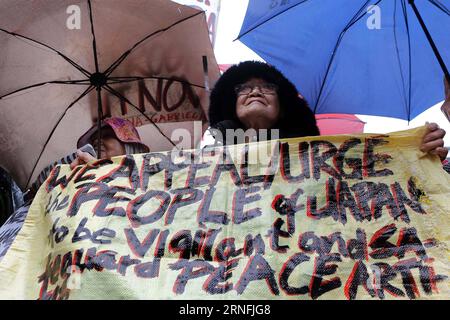 (160812) -- PASAY CITY, Aug. 12, 2016 -- Activists hold placards during a protest rally in front of the Japanese Embassy in Pasay City, the Philippines, Aug. 12, 2016. The activists and a group of Philippine comfort women during World War II held a protest against the visit of Japanese Foreign Minister Fumio Kishida. ) (zjy) PHILIPPINES-PASAY CITY- COMFORT WOMEN -PROTEST RALLY RouellexUmali PUBLICATIONxNOTxINxCHN   160812 Pasay City Aug 12 2016 activists Hold placards during a Protest Rally in Front of The Japanese Embassy in Pasay City The Philippines Aug 12 2016 The activists and a Group of Foto Stock