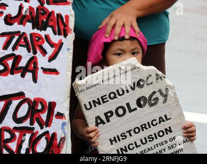 (160812) -- PASAY CITY, 12 agosto 2016 -- Un bambino tiene un cartello durante una manifestazione di protesta davanti all'ambasciata giapponese a Pasay City, Filippine, 12 agosto 2016. Gli attivisti e un gruppo di donne di conforto filippine durante la seconda guerra mondiale hanno tenuto una protesta contro la visita del ministro degli Esteri giapponese Fumio Kishida. (Zjy) FILIPPINE-PASAY CITY- COMFORT WOMEN -PROTEST RALLY RouellexUmali PUBLICATIONxNOTxINxCHN 160812 Pasay City 12 agosto 2016 un bambino tiene un cartello durante un raduno di protesta davanti all'ambasciata giapponese a Pasay City Filippine 12 agosto 2016 gli attivisti e un gruppo di Foto Stock