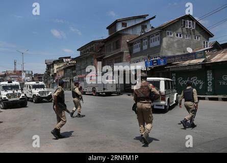 (160815) -- SRINAGAR, Aug. 15, 2016 -- Indian policemen rush to take position near the site of a gunfight in Srinagar, capital of Indian-controlled Kashmir, Aug. 15, 2016. At least seven Indian security forces personnel were injured in an attack in Indian-controlled Kashmir s capital Srinagar, a police official said on Monday. ) (wtc) KASHMIR-SRINAGAR-GUNFIGHT JavedxDar PUBLICATIONxNOTxINxCHN   160815 Srinagar Aug 15 2016 Indian Policemen Rush to Take Position Near The Site of a Gunfight in Srinagar Capital of Indian Controlled Kashmir Aug 15 2016 AT least Seven Indian Security Forces Personne Stock Photo