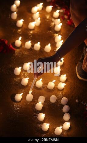 (160815) -- QUEZON CITY, 15 agosto 2016 -- un attivista accende candele per denunciare le uccisioni extragiudiziali contro presunti sospettati coinvolti in droghe illegali durante una manifestazione di protesta a Quezon City, Filippine, 15 agosto 2016. Il volume della criminalità filippina è diminuito del 9,8% su base annua a luglio, un mese dopo l'assunzione del presidente Rodrigo Duterte, poiché l'ultimo numero di sospettati di droga uccisi ha colpito 592, ha detto domenica un alto funzionario del governo. )(hy) FILIPPINE-QUEZON CITY-EXTRAGIUDIZIALI UCCISIONI-PROTESTA RouellexUmali PUBLICATIONxNOTxINxCHN 160815 Quezon City 15 agosto 2016 Foto Stock