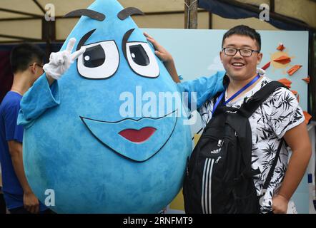 (160817) -- BEIJING, Aug. 17, 2016 -- A freshman from the department of Hydraulic Engineering poses for photos with the department s mascot at the Tsinghua University in Beijing, capital of China, Aug. 17, 2016. Over 3,300 freshmen all around China registered in Tsinghua University Wednesday. ) (mp) CHINA-BEIJING-TSINGHUA UNIVERSITY-REGISTRATION (CN) JuxHuanzong PUBLICATIONxNOTxINxCHN   160817 Beijing Aug 17 2016 a Freshman from The Department of Hydraulic Engineering Poses for Photos With The Department S mascot AT The Tsinghua University in Beijing Capital of China Aug 17 2016 Over 3 300 Fre Foto Stock