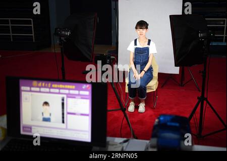 (160817) -- PECHINO, 17 agosto 2016 -- Una matricola posa per le foto mentre si è iscritta all'Università Tsinghua di Pechino, capitale della Cina, 17 agosto 2016. Oltre 3.300 matricole in tutta la Cina si sono registrate all'Università di Tsinghua mercoledì. ) (mp) CHINA-BEIJING-TSINGHUA UNIVERSITY-REGISTRATION (CN) JuxHuanzong PUBLICATIONxNOTxINxCHN 160817 Pechino 17 agosto 2016 un Freshman posa per le foto come si è iscritta alla Tsinghua University di Pechino capitale della Cina 17 agosto 2016 oltre 3 300 Freshmen in tutta la Cina registrati alla Tsinghua University mercoledì MP China Beijing Tsinghua University Registra Foto Stock