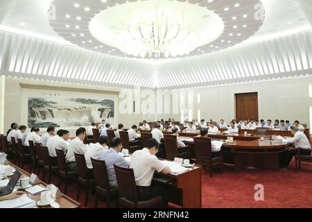 (160817) -- PECHINO, 17 agosto 2016 -- Zhang Dejiang, presidente del Comitato permanente del Congresso nazionale del popolo cinese (NPC), presiede una riunione dei presidenti a Pechino, capitale della Cina, 17 agosto 2016. Secondo una dichiarazione rilasciata dopo la riunione di mercoledì, la 22a sessione del 12° comitato permanente NPC sarà convocata dal 29 agosto al 3 settembre. ) (Wyl) CHINA-BEIJING-ZHANG DEJIANG-NPC-MEETING (CN) DingxLin PUBLICATIONxNOTxINxCHN 160817 Pechino agosto 17 2016 Zhang Dejiang Presidente del Congresso del Comitato Thing delle celebrità nazionali cinesi NPC Presid over a chair per Foto Stock