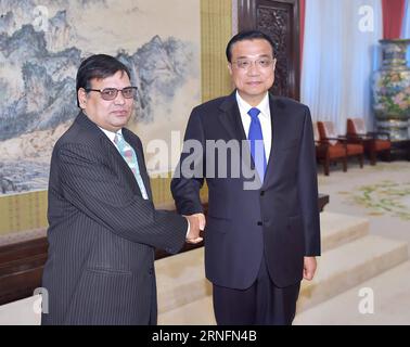 (160817) -- BEIJING, Aug. 17, 2016 -- Chinese Premier Li Keqiang (R) meets with Krishna Bahadur Mahara, Nepalese Deputy Prime Minister and special envoy of new Prime Minister Pushpa Kamal Dahal, in Beijing, capital of China, Aug. 17, 2016. Mahara said Wednesday that Nepal makes China a priority in its foreign relations and abides by the one-China policy. )(wyo) CHINA-BEIJING-LI KEQIANG-NEPAL-DEPUTY PM-MEETING (CN) LixTao PUBLICATIONxNOTxINxCHN   160817 Beijing Aug 17 2016 Chinese Premier left Keqiang r Meets With Krishna Bahadur Mahara Nepalese Deputy Prime Ministers and Special Envoy of New P Foto Stock