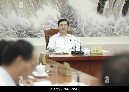 (160817) -- PECHINO, 17 agosto 2016 -- Zhang Dejiang, presidente del Comitato permanente del Congresso nazionale del popolo cinese (NPC), presiede una riunione dei presidenti a Pechino, capitale della Cina, 17 agosto 2016. Secondo una dichiarazione rilasciata dopo la riunione di mercoledì, la 22a sessione del 12° comitato permanente NPC sarà convocata dal 29 agosto al 3 settembre. ) (Wyl) CHINA-BEIJING-ZHANG DEJIANG-NPC-MEETING (CN) DingxLin PUBLICATIONxNOTxINxCHN 160817 Pechino agosto 17 2016 Zhang Dejiang Presidente del Congresso del Comitato Thing delle celebrità nazionali cinesi NPC Presid over a chair per Foto Stock