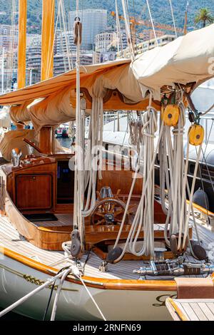 Una bella barca a vela con design classico e finitura in teak ormeggiato nel Principato di Monaco Foto Stock