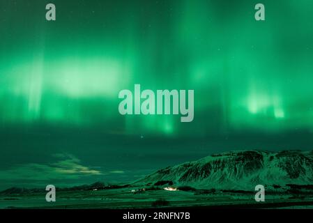 aurora boreale (aurora boreale) sopra una montagna a Hvalfjörður vicino a Reykjavik, Islanda. Foto Stock