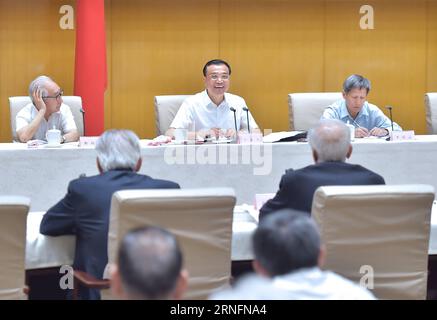 (160817) -- PECHINO, 17 agosto 2016 -- il Premier cinese li Keqiang (Back C) parla durante un seminario con i consiglieri del Consiglio di Stato e i ricercatori del China Central Institute for Culture and History a Pechino, capitale della Cina, 17 agosto 2016. Li ha presentato certificati di nomina a consulenti e ricercatori appena nominati e ha partecipato a un seminario con loro. )(wyo) CHINA-BEIJING-li KEQIANG-COUNSELORS & RESEARCHERS-CERTIFICATES (CN) LixTao PUBLICATIONxNOTxINxCHN 160817 Pechino 17 agosto 2016 il Premier cinese ha lasciato Keqiang Back C parla durante un seminario con i CONSULENTI dello Stato Co Foto Stock
