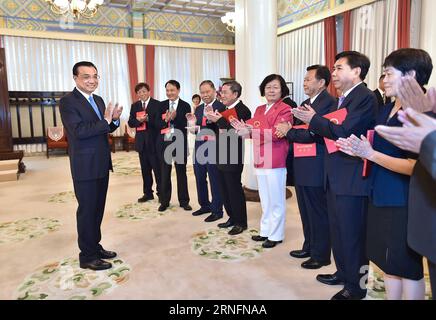 (160817) -- PECHINO, 17 agosto 2016 -- il Premier cinese li Keqiang (L) incontra i consiglieri del Consiglio di Stato e i ricercatori del China Central Institute for Culture and History a Pechino, capitale della Cina, 17 agosto 2016. Li ha presentato certificati di nomina a consulenti e ricercatori appena nominati e ha partecipato a un seminario con loro. )(wyo) CHINA-BEIJING-li KEQIANG-COUNSELORS & RESEARCHERS-CERTIFICATES (CN) LixTao PUBLICATIONxNOTxINxCHN 160817 Pechino 17 agosto 2016 il Premier cinese ha lasciato Keqiang l incontra i CONSIGLIERI del Consiglio di Stato e i ricercatori dell'Ins centrale cinese Foto Stock