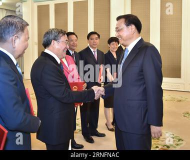 (160817) -- PECHINO, 17 agosto 2016 -- il Premier cinese li Keqiang (R) stringe la mano ai consiglieri del Consiglio di Stato e ai ricercatori del China Central Institute for Culture and History di Pechino, capitale della Cina, 17 agosto 2016. Li ha presentato certificati di nomina a consulenti e ricercatori appena nominati e ha partecipato a un seminario con loro. )(wyo) CHINA-BEIJING-li KEQIANG-COUNSELORS & RESEARCHERS-CERTIFICATES (CN) LixTao PUBLICATIONxNOTxINxCHN 160817 Pechino 17 agosto 2016 il Premier cinese ha lasciato Keqiang r Shakes Hands con i CONSIGLIERI del Consiglio di Stato e i ricercatori del chi Foto Stock