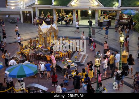 (160817) -- BANGKOK, 17 agosto 2016 -- i fedeli visitano il santuario di Erawan a Bangkok, Thailandia, 17 agosto 2016, un anno dopo un attentato mortale che ha avuto luogo nel santuario. Una bomba esplosa qui la sera del 17 agosto 2015 aveva lasciato 20 morti e più di 100 feriti. THAILANDIA-BANGKOK-ERAWAN SHRINE-BOMB ATTACK-ANNIVERSARY LixMangmang PUBLICATIONxNOTxINxCHN 160817 Bangkok 17 agosto 2016 adoratori visitano il Santuario Erawan a Bangkok paese tailandese 17 agosto 2016 un anno dopo un attentato mortale che ha avuto luogo AL Santuario una bomba Thatcher è esplosa qui LA sera del 17 agosto Foto Stock