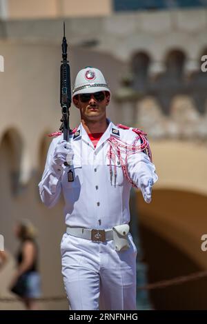 Un soldato in parata fuori dal Palazzo del Principe, Palais Princier, Monaco-Ville, Monaco, Francia Foto Stock