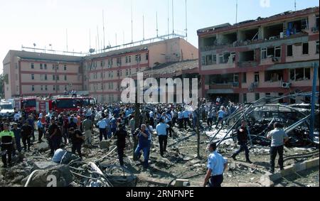 Themen der Woche Bilder des Tages Türkei: Sprengstoffanschlag auf Polizeipräsidium in Elazig (160818) -- ANKARA, 18 agosto 2016 -- foto scattata il 18 agosto 2016 mostra il sito di esplosione nella provincia sud-orientale turca di Elazig. Un'autobomba è esplosa nei pressi di un complesso di polizia nella provincia orientale turca di Elazig giovedì mattina, uccidendo almeno tre persone e ferendone più di 100, ha riferito l'agenzia di stampa Dogan. ) (rh) TURKEY-ELAZIG-BOMB BLAST MustafaxKaya PUBLICATIONxNOTxINxCHN Topics The Week Images The Day Turkey Bombing on Police Bureau in Elazig 160818 Ankara Aug 18 2016 foto scattata IL 18 agosto Foto Stock