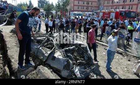 Bilder des Tages Türkei: Sprengstoffanschlag auf Polizeipräsidium in Elazig (160818) -- ANKARA, Aug. 18, 2016 -- Photo taken on Aug. 18, 2016 shows the blast site in Turkey s southeastern province of Elazig. A car bomb detonated near a police compound in Turkey s eastern province of Elazig on Thursday morning, killing at least three and injuring over 100 others, Dogan News Agency reported. ) (rh) TURKEY-ELAZIG-BOMB BLAST MustafaxKaya PUBLICATIONxNOTxINxCHN   Images the Day Turkey Bombing on Police Bureau in Elazig 160818 Ankara Aug 18 2016 Photo Taken ON Aug 18 2016 Shows The Blast Site in Tur Stock Photo