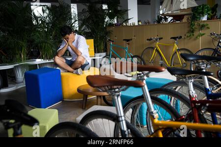 PECHINO, 2016 - fondatore di 700BIKE Zhang Xiangdong ha una pausa nell'ufficio di 700BIKE a Pechino, capitale della Cina, 10 agosto 2016. Come grande fan della bicicletta, Zhang Xiangdong ha co-fondato la 700BIKE per fornire biciclette dal design raffinato per gli abitanti della città. Questa giovane startup imprenditoriale mira a promuovere la cultura della bicicletta e si impegna a costruire uno stile di vita e un'estetica sportiva tra i consumatori. )(wsw) CHINA-BEIJING-LIFESTYLE-BICYCLE (CN) LyuxShuai PUBLICATIONxNOTxINxCHN Beijing 2016 il fondatore di Zhang Xiang Dong ha una pausa nell'ufficio di Pechino capitale della Cina, 10 agosto 2 Foto Stock