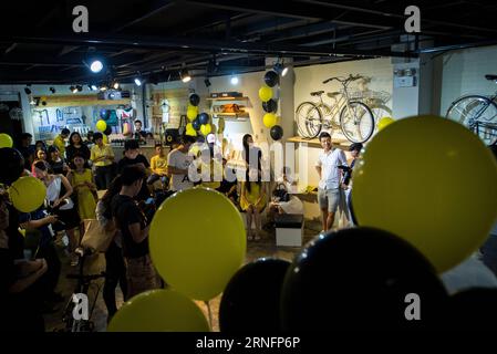 PECHINO, 2016 - fondatore di 700BIKE Zhang Xiangdong (2nd R) tiene un seminario nell'ufficio di 700BIKE a Pechino, capitale della Cina, 12 agosto 2016. Come grande fan della bicicletta, Zhang Xiangdong ha co-fondato la 700BIKE per fornire biciclette dal design raffinato per gli abitanti della città. Questa giovane startup imprenditoriale mira a promuovere la cultura della bicicletta e si impegna a costruire uno stile di vita e un'estetica sportiva tra i consumatori. )(wsw) CHINA-BEIJING-LIFESTYLE-BICYCLE (CN) LyuxShuai PUBLICATIONxNOTxINxCHN Beijing 2016 fondatore di Zhang Xiang Dong 2nd r tiene un seminario presso l'ufficio di Pechino C. Foto Stock