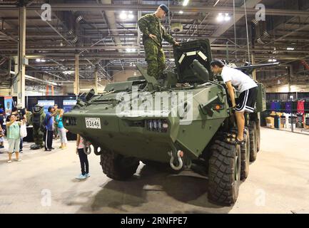 (160819)-- TORONTO, 19 agosto 2016 -- i visitatori guardano un veicolo blindato alla Canadian National Exhibition del 2016 a Toronto, Canada, 19 agosto 2016. Come una delle più grandi mostre in Canada, questo evento annuale di 18 giorni, che ha avuto inizio venerdì, dovrebbe attirare più di un milione di visitatori da tutto il mondo. ) CANADA-TORONTO-CANADIAN NATIONAL EXHIBITION ZouxZheng PUBLICATIONxNOTxINxCHN 160819 Toronto 19 agosto 2016 visitatori Guarda il veicolo blindato alla Canadian National Exhibition 2016 a Toronto Canada 19 agosto 2016 come una delle più grandi mostre in Canada questo evento annuale di 18 giorni Foto Stock