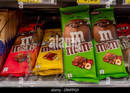Italia - 14 agosto 2023: Barrette di cioccolato M e MS in confezioni di vari colori e sapori sugli scaffali in vendita in un supermercato italiano Foto Stock