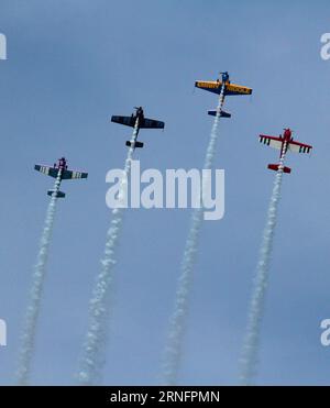 (160820) -- CHICAGO, 20 agosto 2016 -- Aerobatics Planes Practice for the 58th Annual Chicago Air and Water Show Side North Avenue Beach, Chicago, The United States, 19 agosto 2016. )(lrz) U.S.-CHICAGO-AIR AND WATER SHOW-PRACTICE WangxPing PUBLICATIONxNOTxINxCHN 160820 Chicago Aug 20 2016 Aerobatics Plan Practice per il 58th Annual Chicago Air and Water Show accanto a North Avenue Beach Chicago the United States Aug 19 2016 lrz US Chicago Air and Water Show Practice WangxPing PUBLICAONXNOTxINxCHN Foto Stock