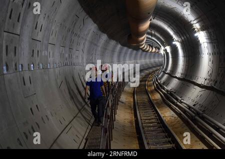 (160822) -- KUNMING, 22 agosto 2016 -- i lavoratori sono visti in un tunnel di costruzione di scudi della linea 6 della metropolitana a Kunming, capitale della provincia dello Yunnan della Cina sud-occidentale, 22 agosto 2016. A partire dal 21 agosto è stata ultimata la costruzione di uno scudo per tunnel di circa 1.040 metri della seconda fase della metropolitana di Kunming, linea 6. )(mcg) CHINA-KUNMING-SUBWAY-TUNNEL SHIELD (CN) YangxZongyou PUBLICATIONxNOTxINxCHN 160822 Kunming 22 agosto 2016 i lavoratori sono laghi PRESSO uno Shield Construction Tunnel della linea 6 della metropolitana a Kunming, capitale della provincia dello Yunnan del sud-ovest della Cina, 22 agosto 2016 circa 1 040 METRI Tunnel Shield Cons Foto Stock