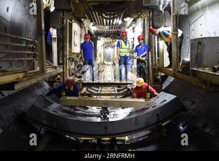 (160822) -- KUNMING, 22 agosto 2016 -- i lavoratori sono visti in un tunnel di costruzione di scudi della linea 6 della metropolitana a Kunming, capitale della provincia dello Yunnan della Cina sud-occidentale, 22 agosto 2016. A partire dal 21 agosto è stata ultimata la costruzione di uno scudo per tunnel di circa 1.040 metri della seconda fase della metropolitana di Kunming, linea 6. )(mcg) CHINA-KUNMING-SUBWAY-TUNNEL SHIELD (CN) YangxZongyou PUBLICATIONxNOTxINxCHN 160822 Kunming 22 agosto 2016 i lavoratori sono laghi PRESSO uno Shield Construction Tunnel della linea 6 della metropolitana a Kunming, capitale della provincia dello Yunnan del sud-ovest della Cina, 22 agosto 2016 circa 1 040 METRI Tunnel Shield Cons Foto Stock