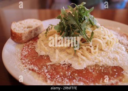 Tagliatelle al tartufo con carpaccio di manzo. Foto Stock