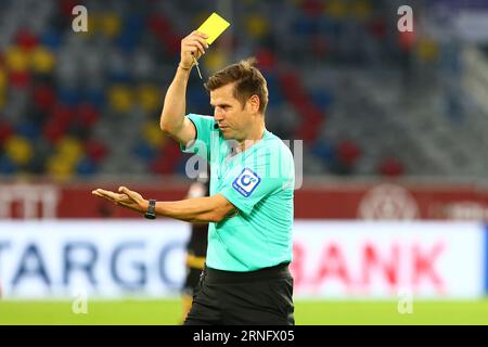 Duesseldorf, Germania, 01.09.2023. Fortuna Duesseldorf vs. Karlsruher SC, calcio, 2. Bundesliga, 5. Matchday, stagione 2023/2024. LE NORMATIVE DELL'ARBITRO FRANK WILLENBORG DFL VIETANO L'USO DI FOTOGRAFIE COME SEQUENZE DI IMMAGINI E/O QUASI-VIDEO. Credito: NewsNRW / Alamy Live News Foto Stock