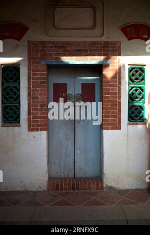 La facciata di una vecchia casa a Tainan, Taiwan. I caratteri in cima erano scritti in cinese tradizionale che significa 'rispettare gli antenati e i pas Foto Stock