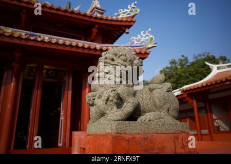 Un leone custode imperiale di fronte al Tempio Tainan Confucian in Nanmen Road nel distretto centro-occidentale, Tainan, Taiwan. Foto Stock