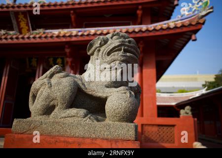 Un leone custode imperiale di fronte al Tempio Tainan Confucian in Nanmen Road nel distretto centro-occidentale, Tainan, Taiwan. Foto Stock