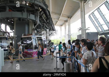 (160826) -- HONG KONG, 26 agosto 2016 -- i turisti attendono in fila in una stazione della funivia Ngong Ping 360 a Hong Kong, Cina meridionale, 26 agosto 2016. Il servizio di funivia di Ngong Ping 360 sarà temporaneamente chiuso per lavori di manutenzione dal 1° al 5 settembre. Il villaggio di Ngong Ping rimane aperto agli ospiti e può essere raggiunto in autobus o taxi. Il servizio di funivia riprenderà il 6 settembre. )(mcg) CINA-HONG KONG-NGONG PING 360 FUNIVIA-MANUTENZIONE (CN) WangxShen PUBLICATIONxNOTxINxCHN 160826 Hong Kong ago 26 2016 i turisti attendono in coda ALLA stazione di Ngong Ping 360 funivia a Hong Kong Cina meridionale agosto 26 2016 Ngong Foto Stock