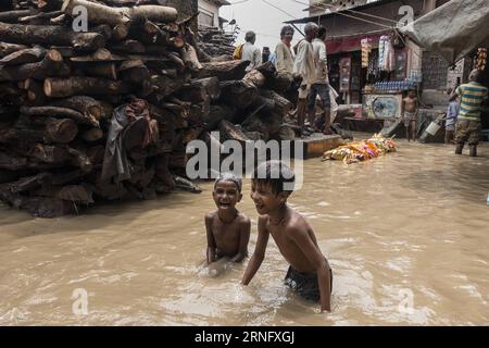 Überschwemmungen in Indien VARANASI, agosto 27, 2016 -- bambini indiani giocano di fronte a un corpo galleggiante sull'acqua alluvionale in un sito di cremazione del Manikarnica Ghat a Varanasi, stato indiano settentrionale dell'Uttar Pradesh, agosto 26, 2016. Le inondazioni causate dalle forti piogge hanno portato alla sospensione dei funerali indù lungo le rive del fiume santo Gange, nella città templare di Varanasi, nello stato indiano settentrionale dell'Uttar Pradesh, anche la circoscrizione parlamentare del primo ministro Narendra modi. )(zy) INDIA-VARANASI-INONDAZIONE-CREMAZIONE TumpaxMondal PUBLICATIONxNOTxINxCHN inondazione in India Varanasi ago 27 2016 Indian Foto Stock