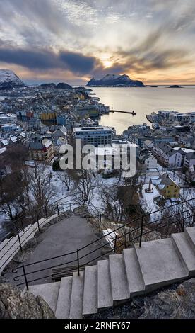 Vista invernale al tramonto su Ålesund da Fjellstua, Norvegia Foto Stock