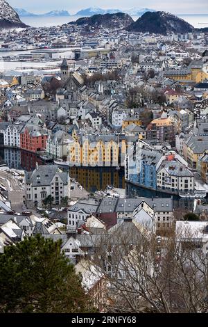 Vista invernale al tramonto su Ålesund da Fjellstua, Norvegia Foto Stock