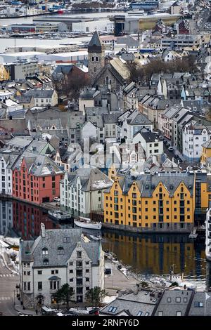 Vista invernale al tramonto su Ålesund da Fjellstua, Norvegia Foto Stock